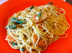 スモークサーモンのカレークリームパスタ