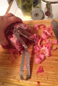海外でもピーラー使って自家製薄切り肉