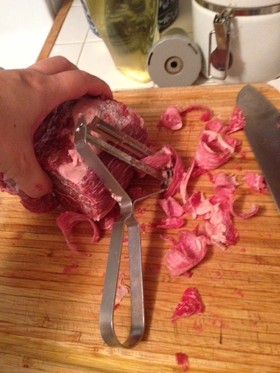 海外でもピーラー使って自家製薄切り肉