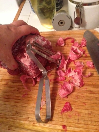 海外でもピーラー使って自家製薄切り肉の写真