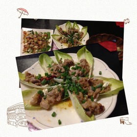 チコリーを船にみたて豚肉とチーズをのせて