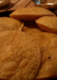 ダルプリ=豆が入った揚げパン＝ネパール風