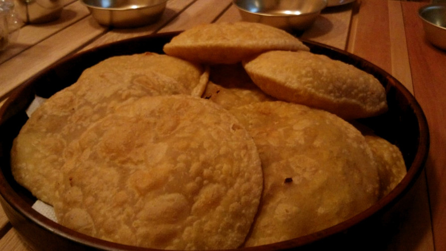 ダルプリ=豆が入った揚げパン＝ネパール風の画像