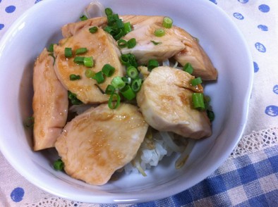 丼で簡単ランチ　茹で鶏甘辛どんぶりの写真