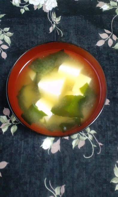 超簡単♬豆腐とわかめの味噌汁の写真