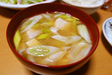 豆腐と長ねぎの味噌汁の写真