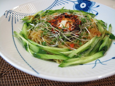 中華風サラダ和え麺　～食べるラー油～の写真