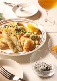 白身魚と海老、野菜のベニエ