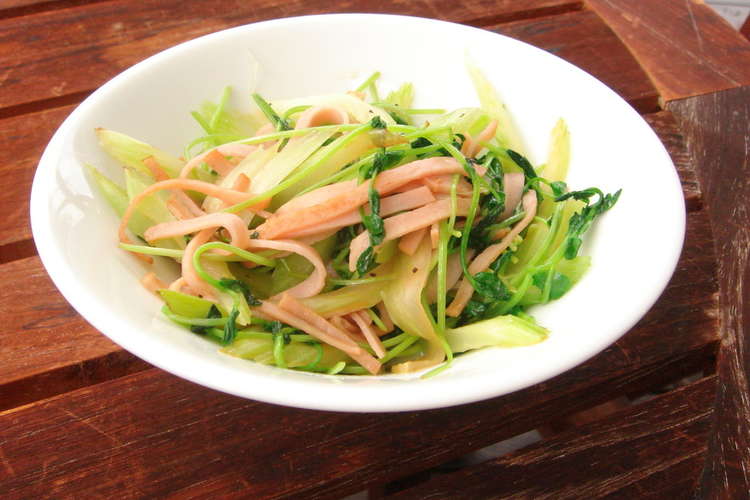 ちゃちゃっと簡単 豆苗とセロリの炒め物 レシピ 作り方 By もこもこのびたん クックパッド 簡単おいしいみんなのレシピが355万品