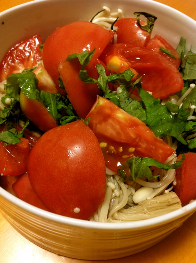 トマト、えのき茸、青紫蘇のサラダの写真