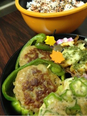 お弁当に♪冷凍ハンバーグでピーマン肉詰め