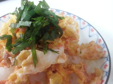 【ズボラ飯】鮭フレーク卵焼き丼の写真