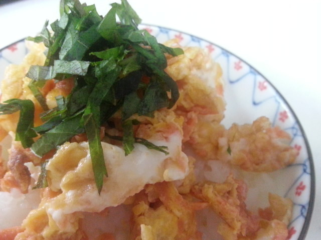 【ズボラ飯】鮭フレーク卵焼き丼の画像