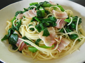 つる菜とベーコンのパスタ