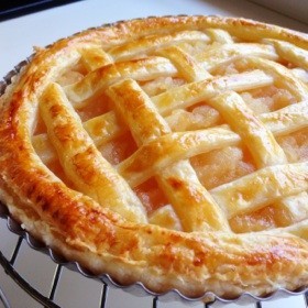 アップルクリームチーズフロスティングを添えたアップルスパイスケーキのレシピ