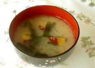 ほっこり温まる♡さつま芋とわかめの味噌汁