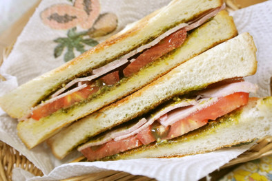 バジルのサンドイッチの写真