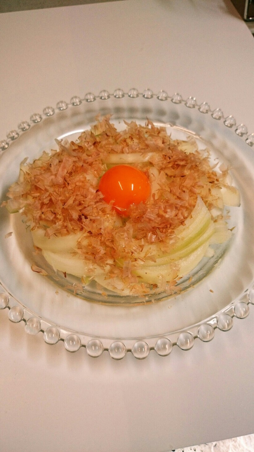 シンプル♪玉ねぎサラダ卵黄のせ～の画像