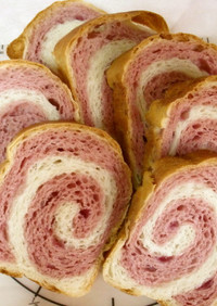 ピンクのマーブル食パン
