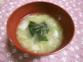 キャベツとわかめの味噌汁