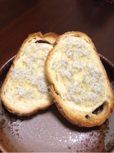 フランスパンのシラスバタートーストの写真