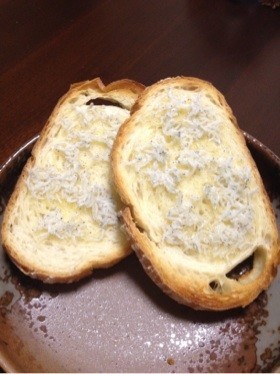 フランスパンのシラスバタートーストの画像