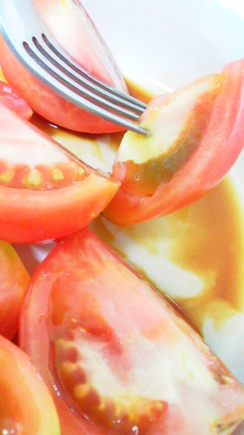酸っぱいトマトの食べ方☆蜂蜜醤油がけの画像