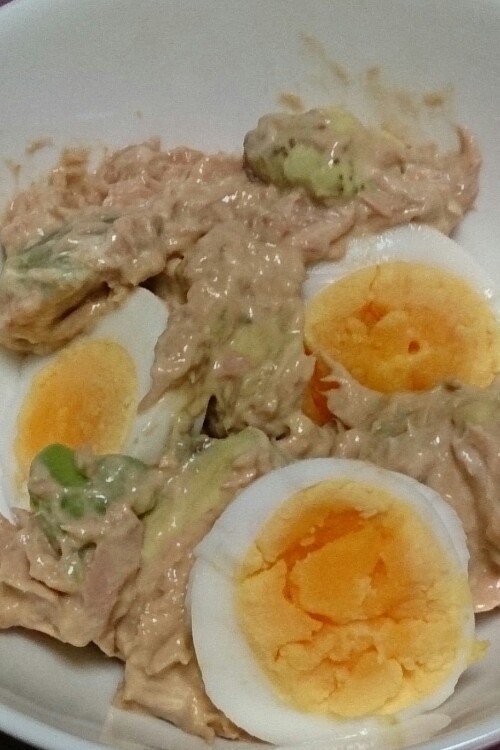 アボカドとツナ卵サラダの画像