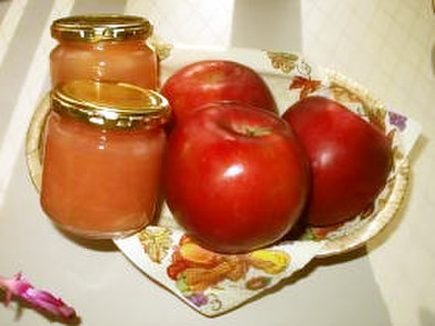 紅玉色のりんごジャムの写真