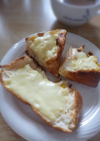 コーン入り食パンのチーズトースト