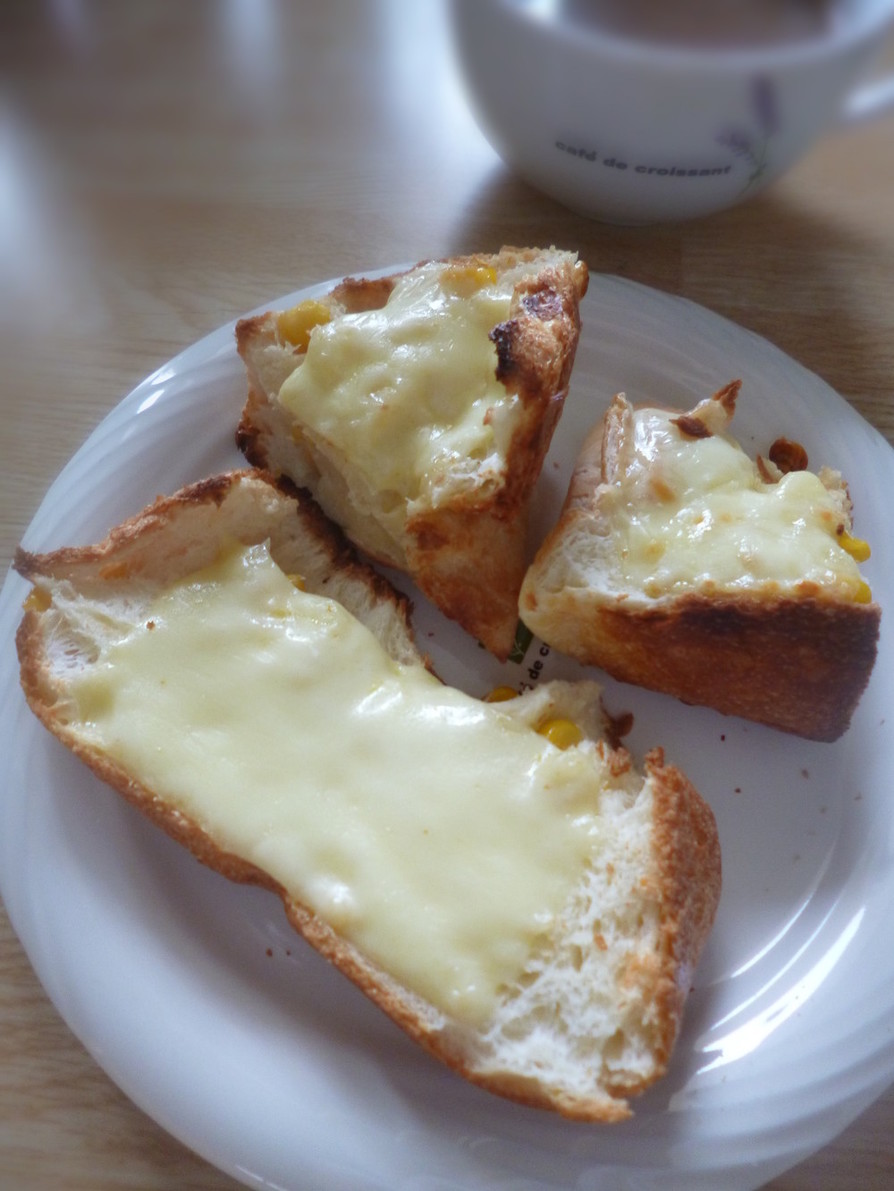 コーン入り食パンのチーズトーストの画像