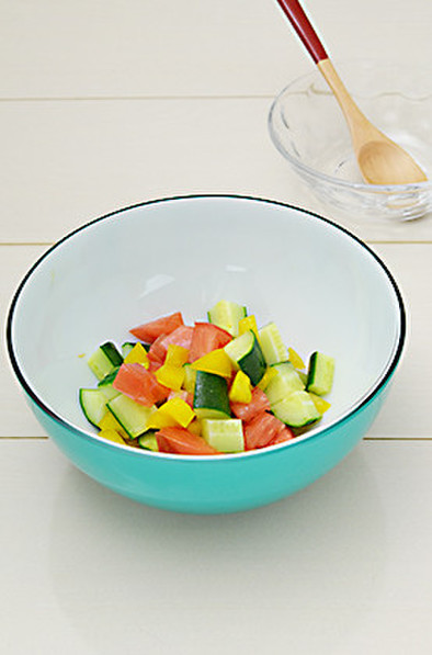 トマト・きゅうり・パプリカの三色サラダの写真