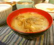 高血圧に*もずくと玉葱の味噌汁*の写真