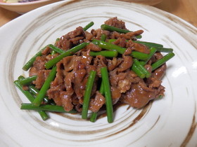 牛肉とにんにくの芽の甘辛炒め