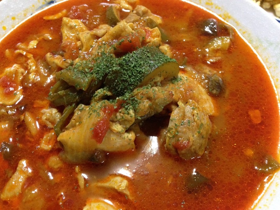 夏野菜と鳥モモ肉のスパイシートマトスープの画像