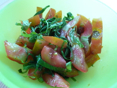 トマトと青しその醤油麹和えサラダの写真