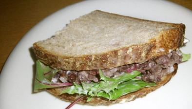 小豆フィリングのサンドイッチの写真