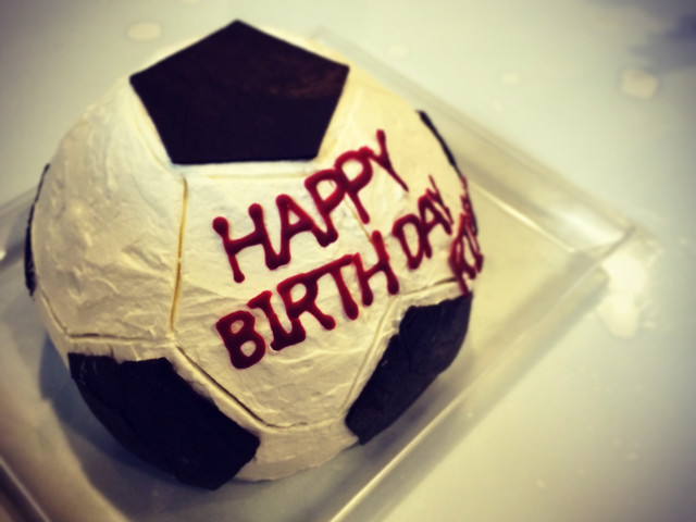 サッカーボールの誕生日ケーキ レシピ 作り方 By Manob クックパッド 簡単おいしいみんなのレシピが352万品
