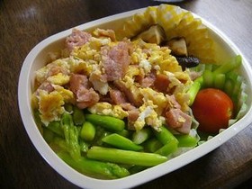 スパム卵とアスパラの2色弁当