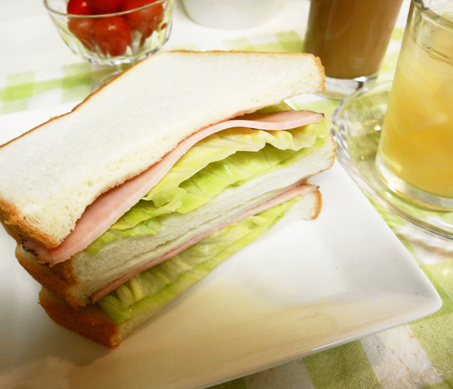 ランチに＊ハムとレタスのサンドイッチの画像