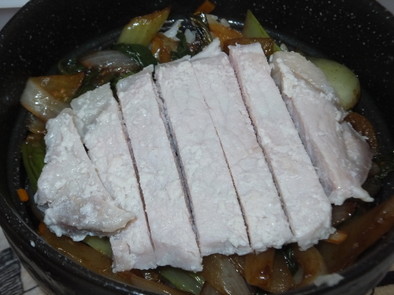 厚切り豚肉×玉ねぎチンゲンサイの炒め物の写真