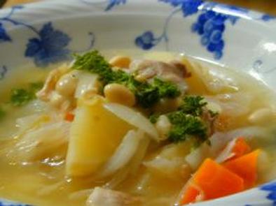 具だくさん・生姜風味のスープの写真