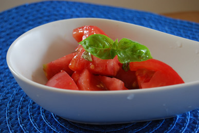 料理研究家の　トマトとバジルのサラダの画像