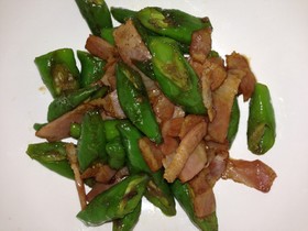 簡単ししとうとベーコンのオリーブ醤油炒め