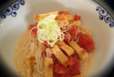 赤茄子涼麺（トマトと刻みの変わり素麺）の写真