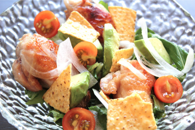 メキシコ風チキンとアボカドのサラダの画像
