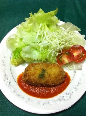 きのこクリームコロッケ トマトソース添え