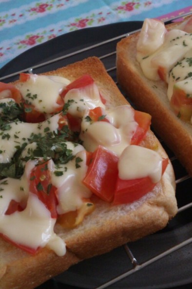 トマト＆チーズトーストの写真