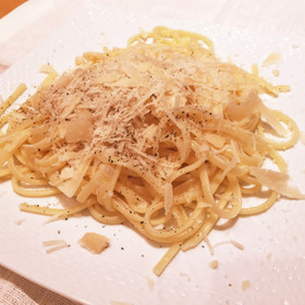 黒胡椒と粉チーズのパスタ