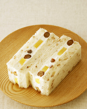 お豆とフルーツの生クリームサンド